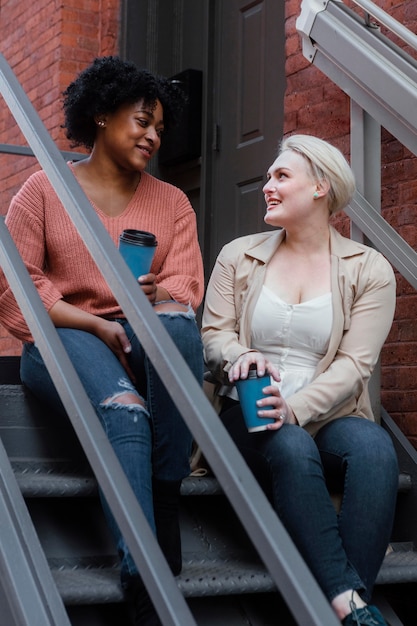 Frauen sitzen auf der Treppe voll erschossen