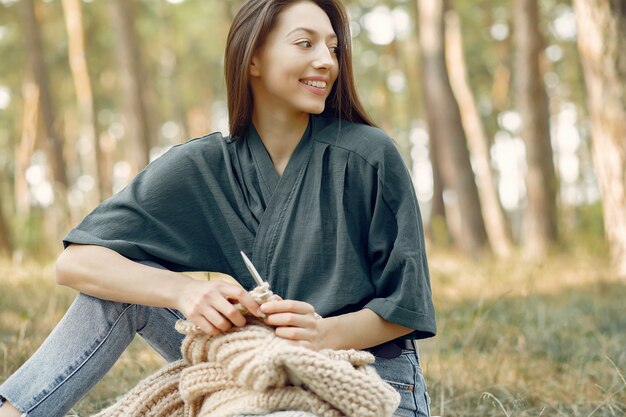 Frauen sitzen in einem Sommerpark und stricken