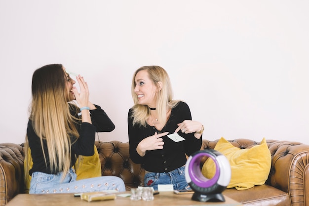 Kostenloses Foto frauen spielen auf dem sofa