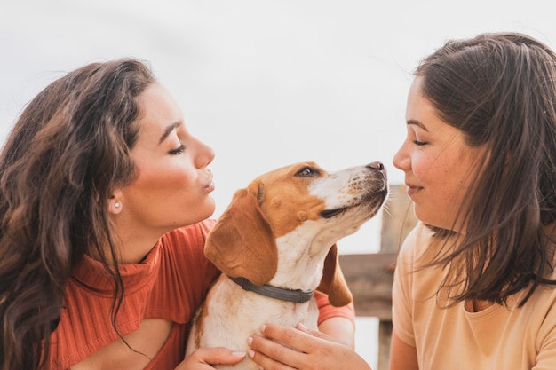 Frauen spielen mit Hund