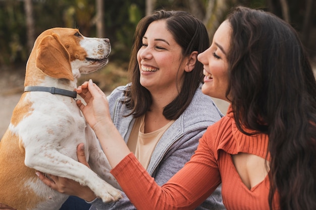 Frauen spielen mit Hund