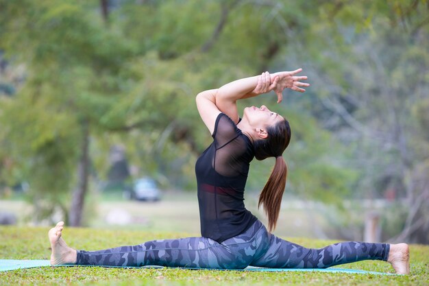 Frauen spielen Yoga im Fitnessstudio. Trainieren