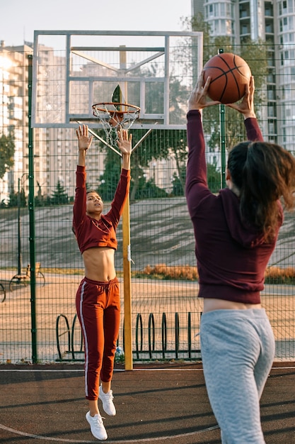 Frauen spielen zusammen Basketball