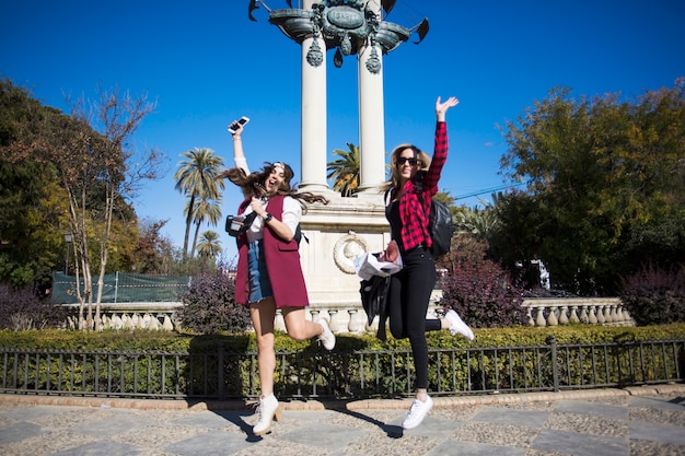 Frauen springen in der nähe von denkmal