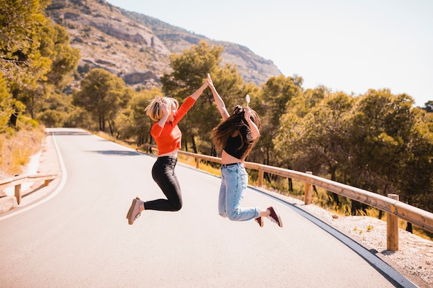 Kostenloses Foto frauen springen und hoch fiving