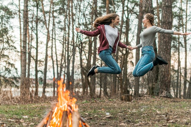 Frauen springen zusammen