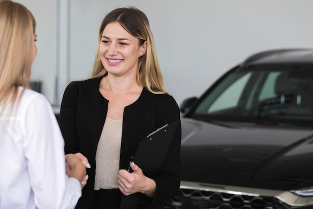 Frauen stellen sich im Autosalon vor