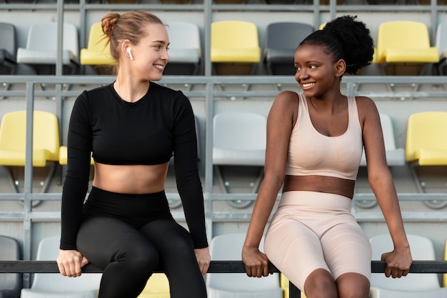 Frauen trainieren gemeinsam im Freien