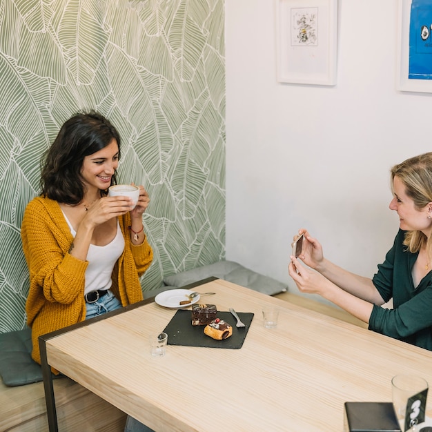 Frauen trinken und fotografieren