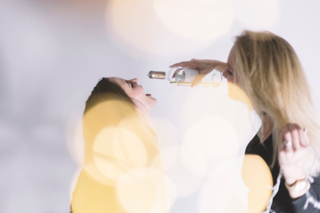 Kostenloses Foto frauen trinken wodka auf party