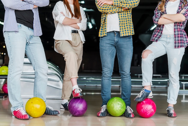 Frauen und Männer mit Bällen in einem Bowlingclub