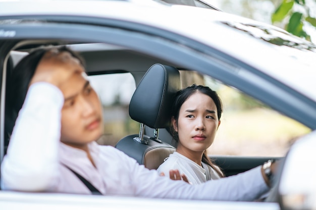 Frauen und Männer sitzen in Autos und sind gestresst. selektiver Fokus.