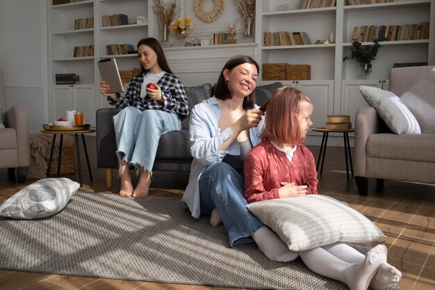 Frauen verbringen Zeit mit ihrer Tochter