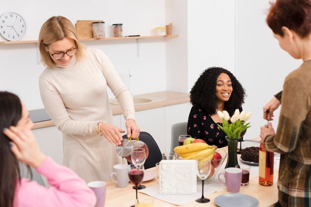Frauen verbringen Zeit zusammen in einer Küche
