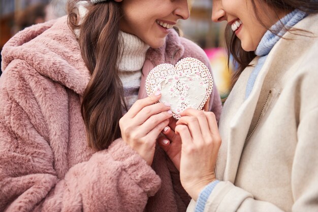 Frauen verbunden mit einem herzförmigen Lebkuchenplätzchen