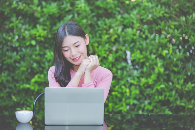 Frauen verkaufen Produkte über soziale Medien