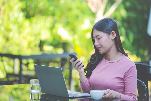 Frauen verkaufen Produkte über soziale Medien