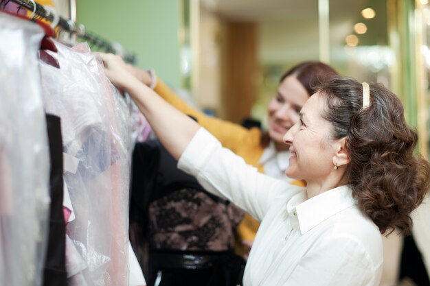 Frauen wählt Abendkleid