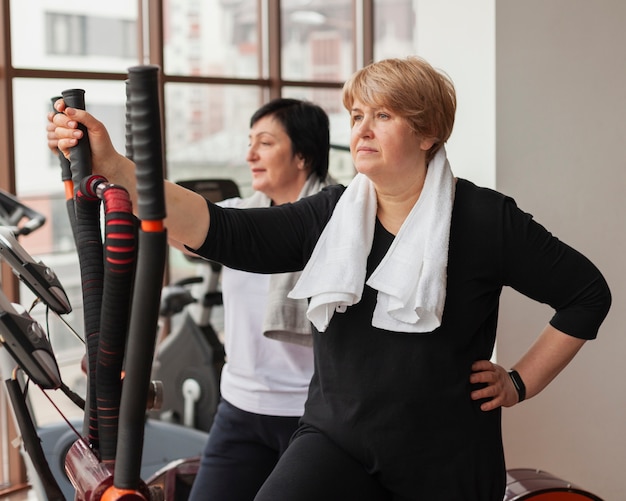 Frauenansicht der Seitenansicht im Fitnessstudio