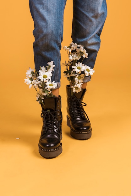 Frauenbeine mit Blumen in den Schuhen