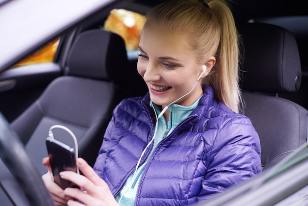 Fraueneinstellungen des Telefons im Auto