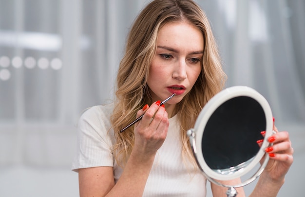 Kostenloses Foto frauenfarbtonlippen mit pinsel