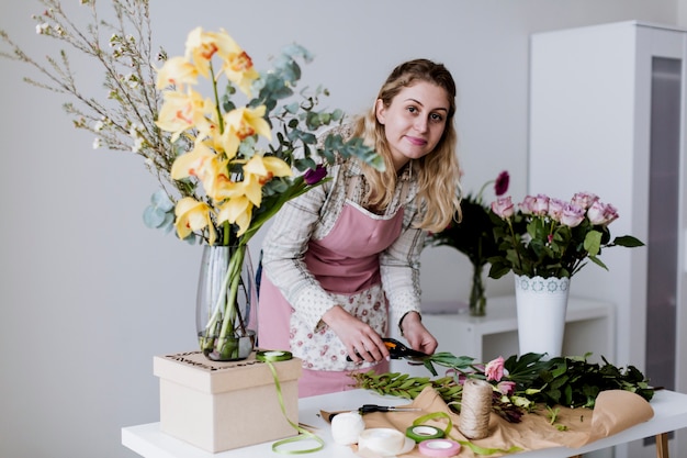 Frauenflorist, der mit Blumen arbeitet