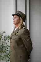 Kostenloses Foto frauengeneral in uniform, mittlerer schuss