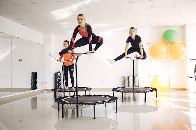 Frauengruppe auf Sporttrampolin. Fitnesstraining.