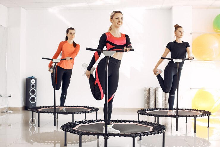 Frauengruppe auf Sporttrampolin. Fitnesstraining.