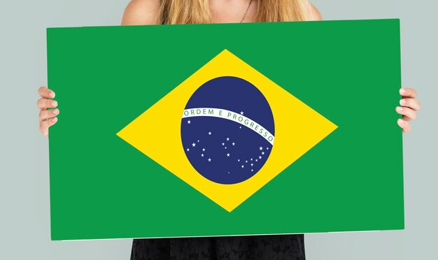 Frauenhände halten Brasilien Flagge Patriotismus