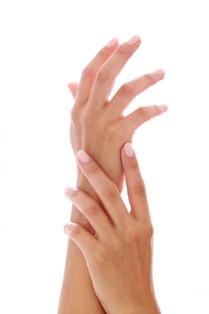 Frauenhände mit Maniküre