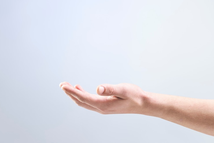Kostenlose Foto frauenhandhintergrund mit unsichtbarer objektgeste