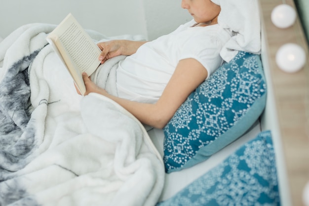 Frauenlesung während im Bett