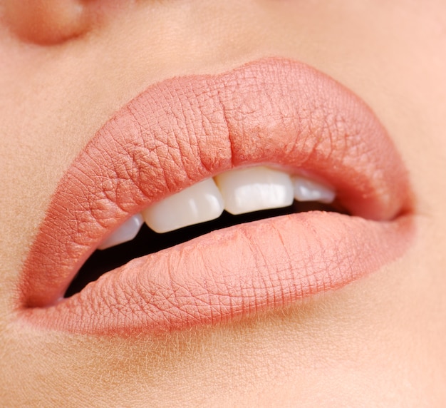 Frauenlippen mit natürlicher Farbe des Lippenstifts