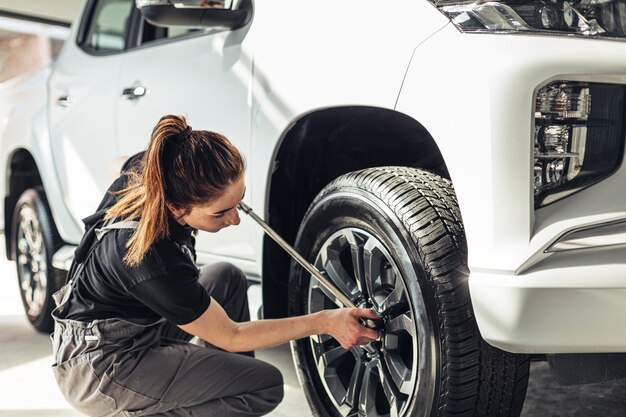 Frauenmechaniker des hohen Winkels, der im Dienst arbeitet