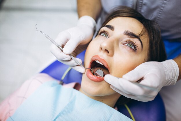 Frauenpatient am Zahnarzt