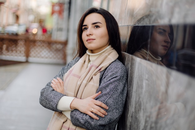 Kostenloses Foto frauenporträt, das in der straße geht