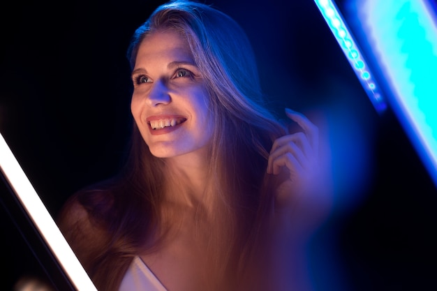 Kostenloses Foto frauenporträt mit visuellen effekten der blauen lichter
