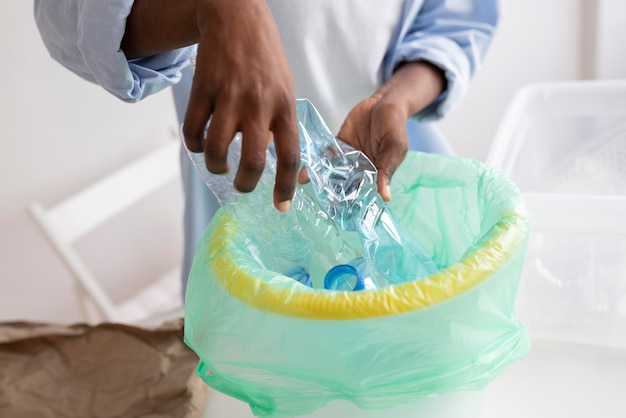 Kostenloses Foto frauenrecycling für eine bessere umwelt