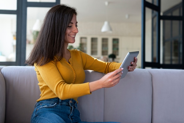 Frauensitzen beim Halten der Tablette