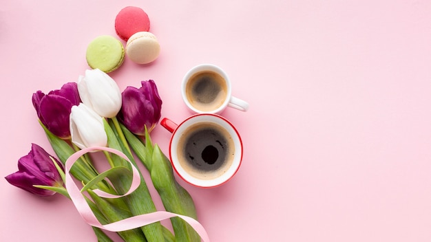 Kostenloses Foto frauentageszusammenstellung auf rosa hintergrund mit kopienraum