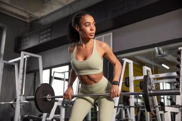 Frauentraining für Gewichtheben im Fitnessstudio