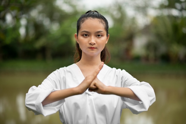 Kostenloses Foto frauentraining in taekwondo im freien in der natur