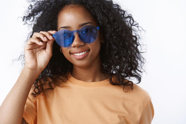 Freches, gut aussehendes afroamerikanisches Mädchen mit Sonnenbrille