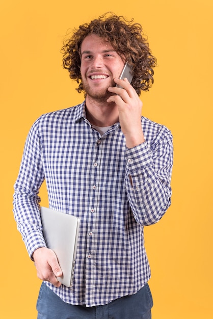 Freiberuflich tätiges Konzept mit dem Mann, der Telefonanruf macht