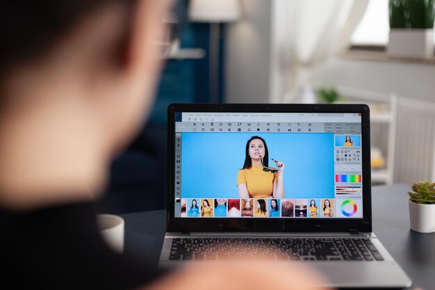 Freiberuflicher Bildbearbeiter, der vom Home-Office aus arbeitet. Schüler retuschieren Fotos auf Laptop mit Bearbeitungssoftware. Kreativer Künstler, der aus der Ferne arbeitet und digitale Kunst mit digitalen Werkzeugen erstellt.