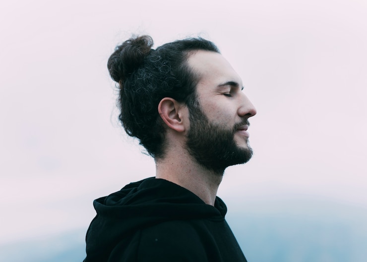 Kostenlose Foto freiheitskonzept mit wanderer auf berg