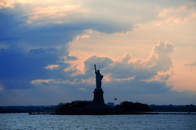 Kostenloses Foto freiheitsstatue silhouette