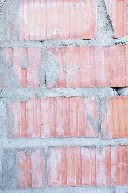 Freiliegende Backsteinmauer mit Beton